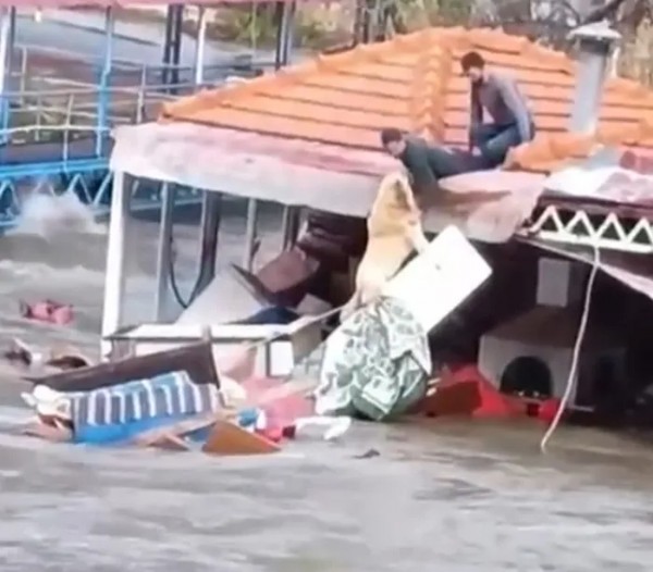 Antalya'da Sel Alarmı! Kuvvetli Yağışlar Hayatı Felç Etti